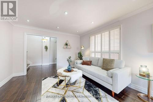 43 Pilkington Crescent, Vaughan, ON - Indoor Photo Showing Living Room