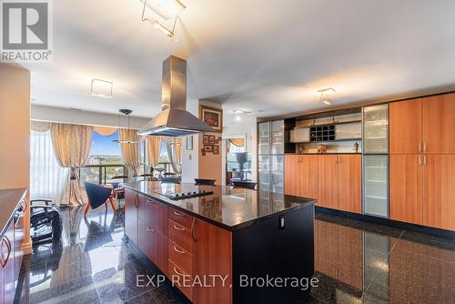 Ph 4 - 1 Clark Street W, Vaughan, ON - Indoor Photo Showing Kitchen