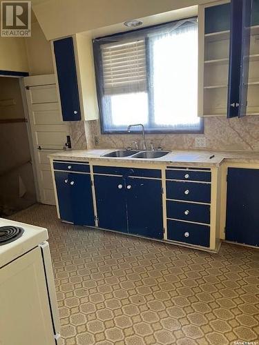 472 Athabasca Street W, Moose Jaw, SK - Indoor Photo Showing Kitchen With Double Sink