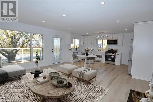 857 9Th Avenue E, Owen Sound, ON - Indoor Photo Showing Living Room