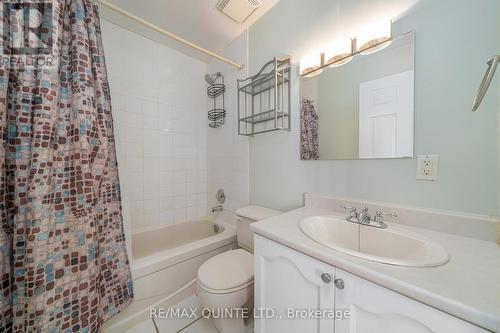 12 Queen Street, Belleville, ON - Indoor Photo Showing Bathroom