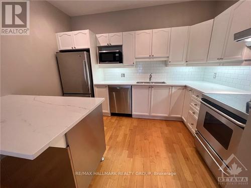 B - 407 Mackay Street, Ottawa, ON - Indoor Photo Showing Kitchen With Double Sink