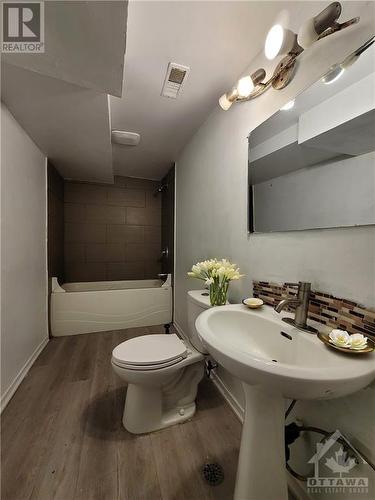 1468 Heatherington Road Unit#D, Ottawa, ON - Indoor Photo Showing Bathroom