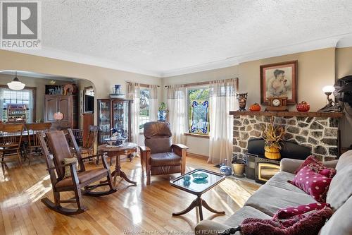 4726 Howard, Windsor, ON - Indoor Photo Showing Living Room