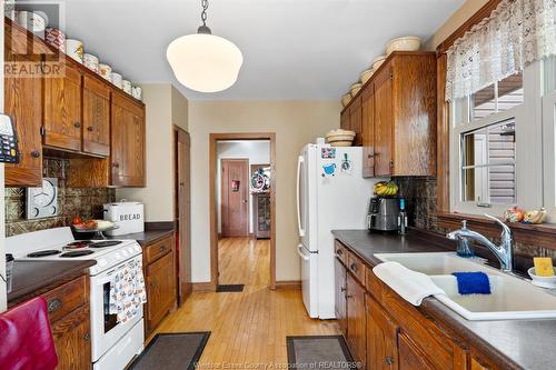 4726 Howard, Windsor, ON - Indoor Photo Showing Kitchen With Double Sink