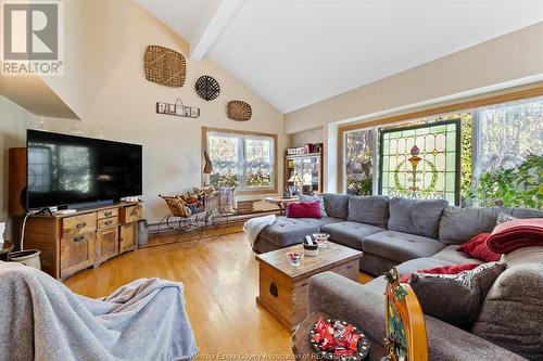 4726 Howard, Windsor, ON - Indoor Photo Showing Living Room