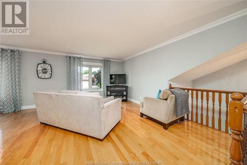 2083 Shawnee Road, Tecumseh, ON - Indoor Photo Showing Living Room