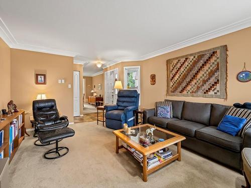 B-4615 Muir Rd, Courtenay, BC - Indoor Photo Showing Living Room