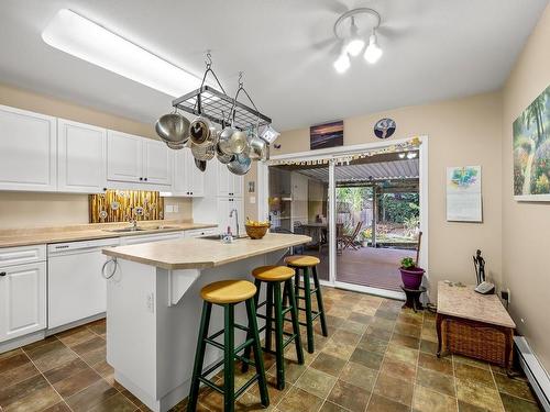 B-4615 Muir Rd, Courtenay, BC - Indoor Photo Showing Kitchen