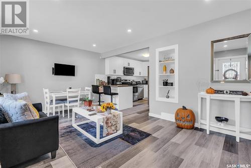 802 31St Street W, Saskatoon, SK - Indoor Photo Showing Living Room