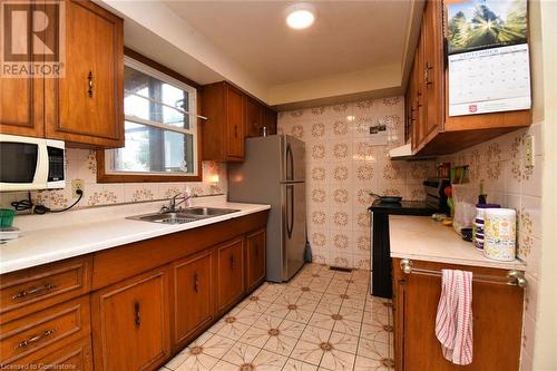 39 East 39Th Street, Hamilton, ON - Indoor Photo Showing Kitchen With Double Sink