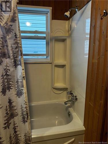 255 St-Francois Street, Edmundston, NB - Indoor Photo Showing Bathroom