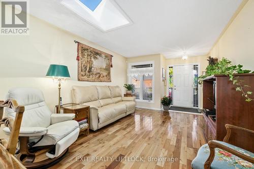 819 Wentworth Street, Peterborough (Monaghan), ON - Indoor Photo Showing Living Room