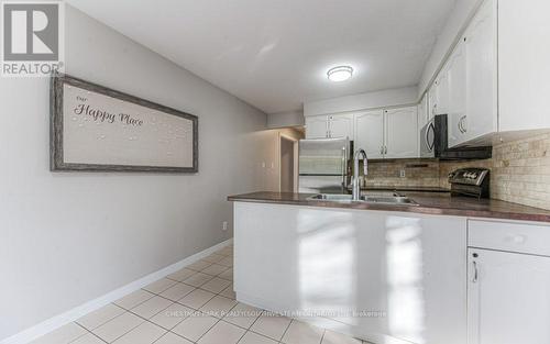 371 Strawberry Crescent, Waterloo, ON - Indoor Photo Showing Kitchen