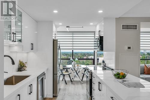 701 - 7601 Bathurst Street, Vaughan, ON - Indoor Photo Showing Kitchen With Upgraded Kitchen