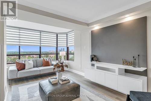 701 - 7601 Bathurst Street, Vaughan, ON - Indoor Photo Showing Living Room