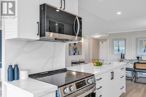 701 - 7601 Bathurst Street, Vaughan, ON - Indoor Photo Showing Kitchen