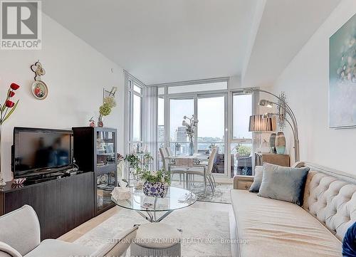 1005 - 9471 Yonge Street, Richmond Hill, ON - Indoor Photo Showing Living Room