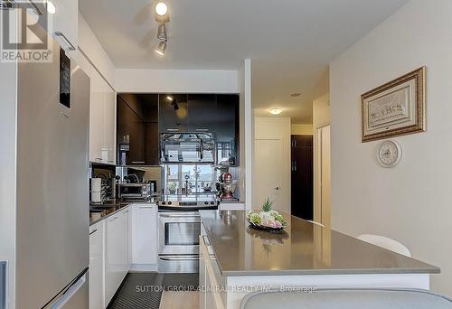 1005 - 9471 Yonge Street, Richmond Hill, ON - Indoor Photo Showing Kitchen