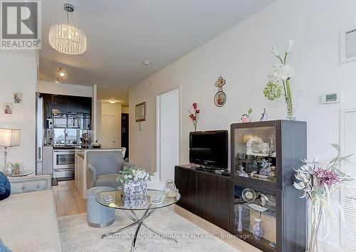 1005 - 9471 Yonge Street, Richmond Hill, ON - Indoor Photo Showing Living Room