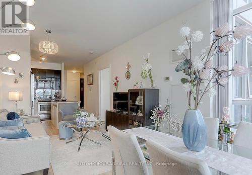 1005 - 9471 Yonge Street, Richmond Hill, ON - Indoor Photo Showing Living Room