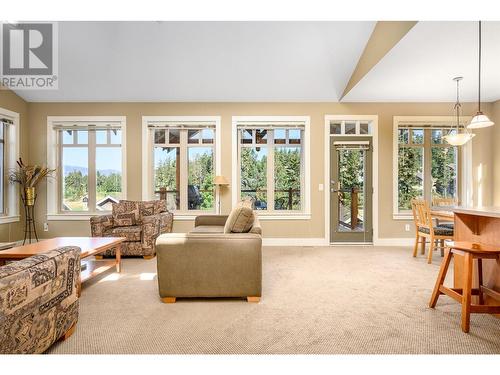 251 Predator Ridge Drive Unit# 22, Vernon, BC - Indoor Photo Showing Living Room