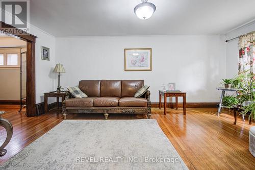 274 Park Row S, Hamilton, ON - Indoor Photo Showing Living Room