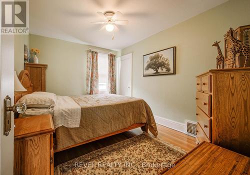 274 Park Row S, Hamilton, ON - Indoor Photo Showing Bedroom