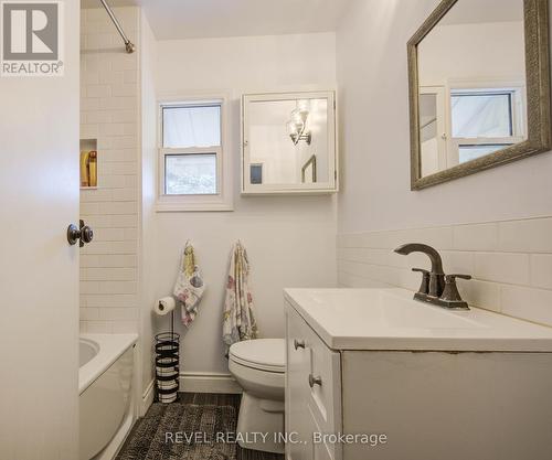 274 Park Row S, Hamilton, ON - Indoor Photo Showing Bathroom