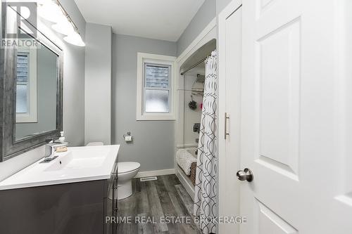 122 Langarth Street E, London, ON - Indoor Photo Showing Bathroom