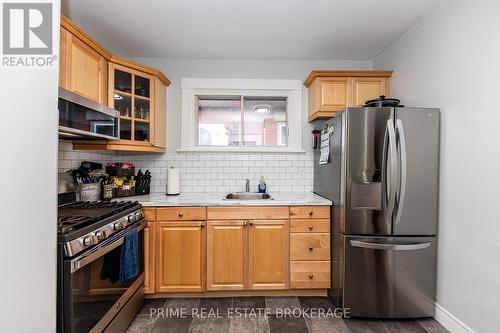 122 Langarth Street E, London, ON - Indoor Photo Showing Kitchen