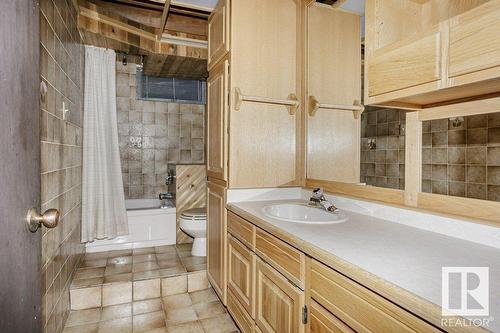 7715 144 Av Nw Nw, Edmonton, AB - Indoor Photo Showing Bathroom