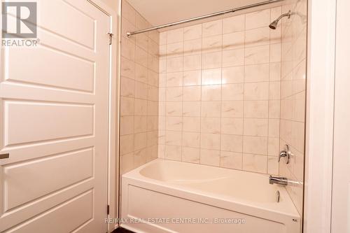 Ll14 - 25 Kay Crescent, Guelph, ON - Indoor Photo Showing Bathroom