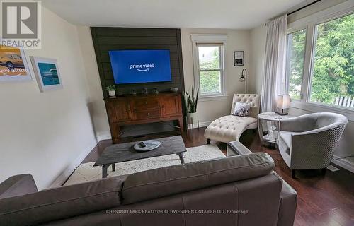 139 Elliott Street, Cambridge, ON - Indoor Photo Showing Living Room