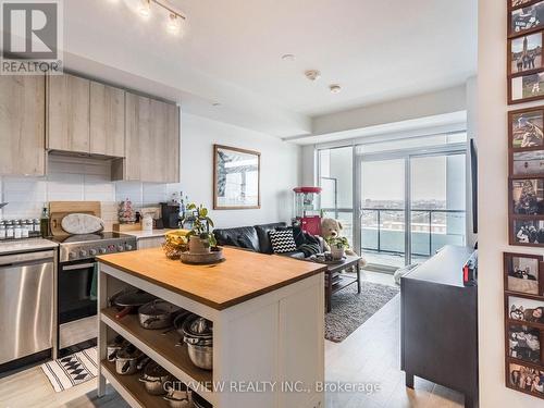 603 - 50 George Butchart Drive, Toronto, ON - Indoor Photo Showing Kitchen