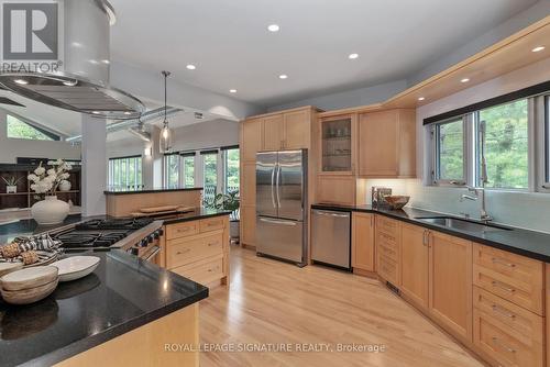 21 Trails End, Collingwood, ON - Indoor Photo Showing Kitchen