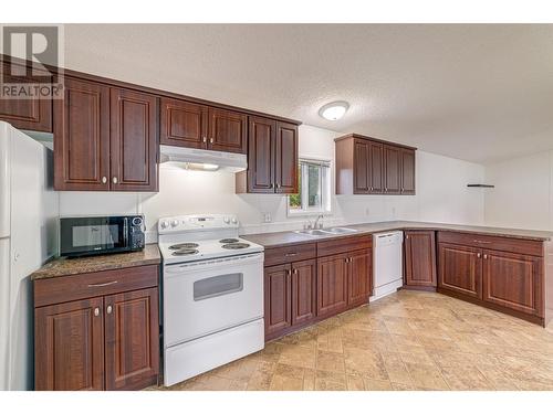 9773 Stephenson  Road Unit# 19, Fernie, BC - Indoor Photo Showing Kitchen With Double Sink