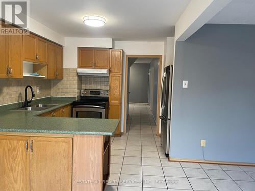 2943 Gulfstream Way, Mississauga, ON - Indoor Photo Showing Kitchen With Double Sink