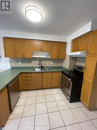 2943 Gulfstream Way, Mississauga, ON - Indoor Photo Showing Kitchen With Double Sink