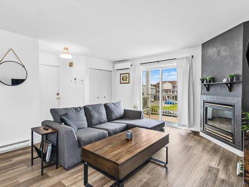 Salon - 105-71 Av. Brown, Vaudreuil-Dorion, QC - Indoor Photo Showing Living Room With Fireplace