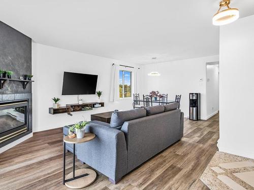 Salon - 105-71 Av. Brown, Vaudreuil-Dorion, QC - Indoor Photo Showing Living Room With Fireplace