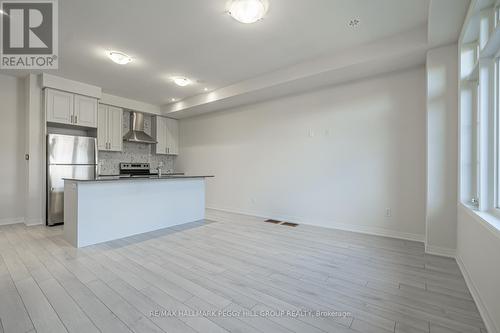 31 Bluebird Lane, Barrie, ON - Indoor Photo Showing Kitchen