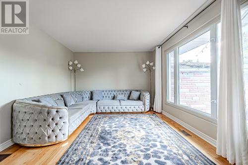 215 Phillips Street, Barrie, ON - Indoor Photo Showing Living Room