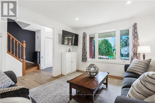 2679 8Th E, Owen Sound, ON - Indoor Photo Showing Living Room