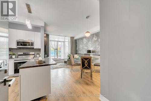 213 - 9471 Yonge Street, Richmond Hill, ON - Indoor Photo Showing Kitchen