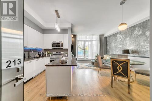 213 - 9471 Yonge Street, Richmond Hill, ON - Indoor Photo Showing Kitchen