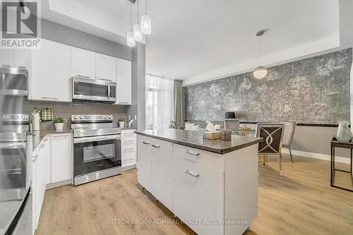 213 - 9471 Yonge Street, Richmond Hill, ON - Indoor Photo Showing Kitchen With Double Sink