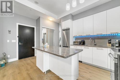 213 - 9471 Yonge Street, Richmond Hill, ON - Indoor Photo Showing Kitchen With Upgraded Kitchen