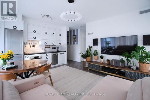 1514 - 85 Oneida Crescent, Richmond Hill, ON - Indoor Photo Showing Living Room