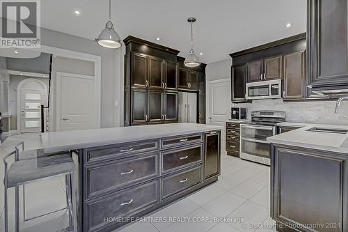 7 Boyd Meadow Court, Vaughan, ON - Indoor Photo Showing Kitchen With Upgraded Kitchen